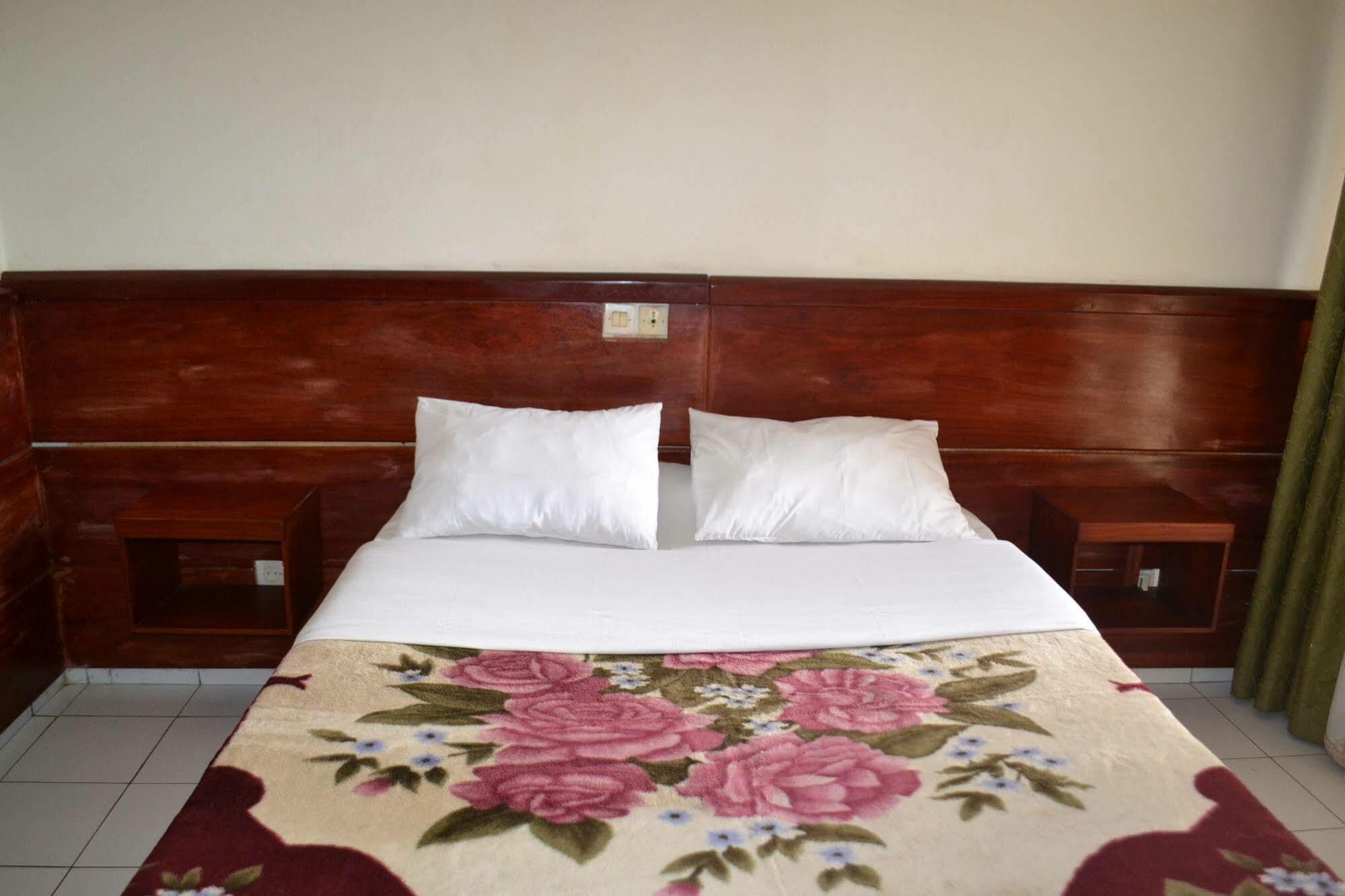 Hotel Le Diplomate Яунде Екстер'єр фото