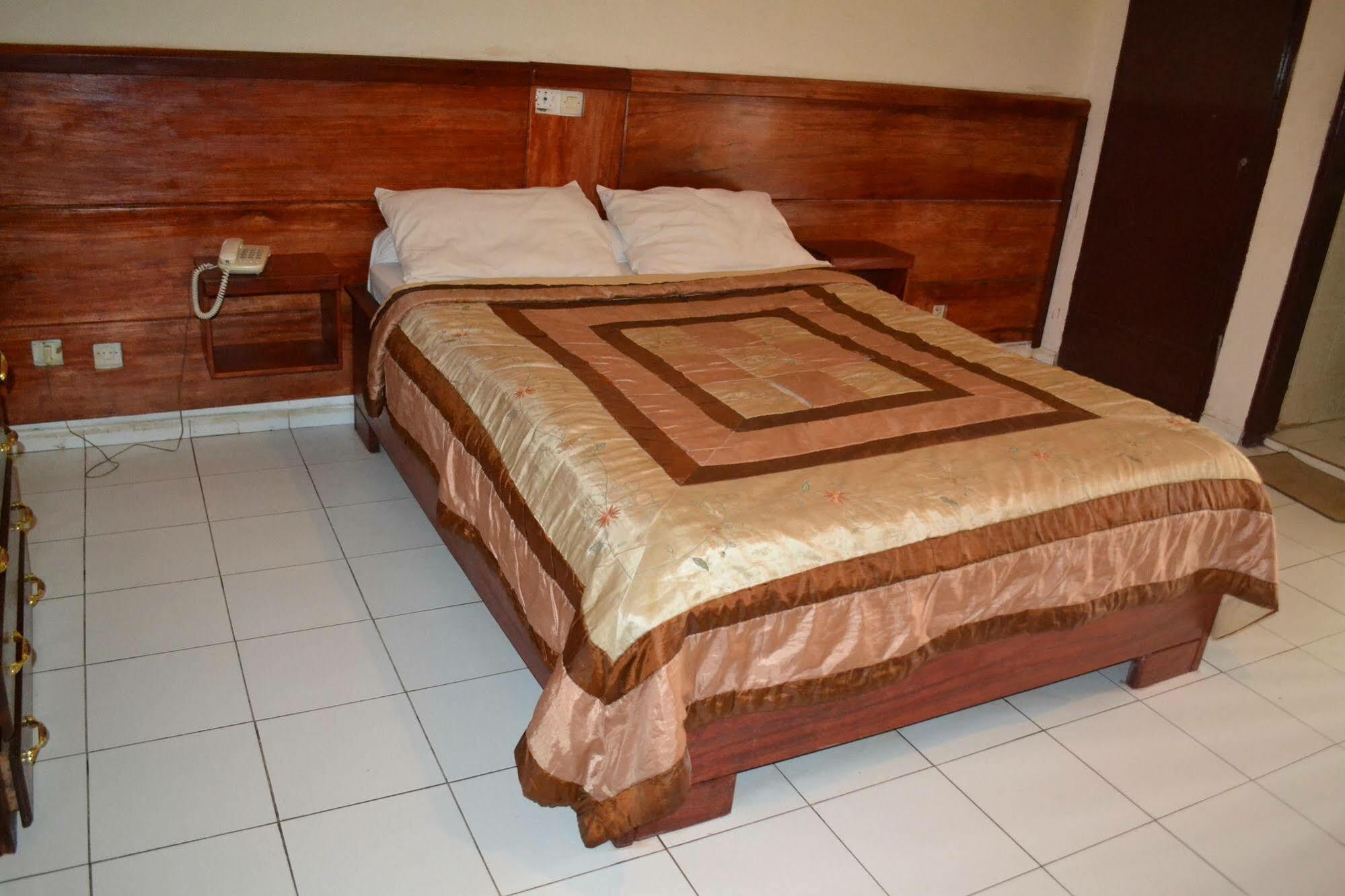 Hotel Le Diplomate Яунде Екстер'єр фото