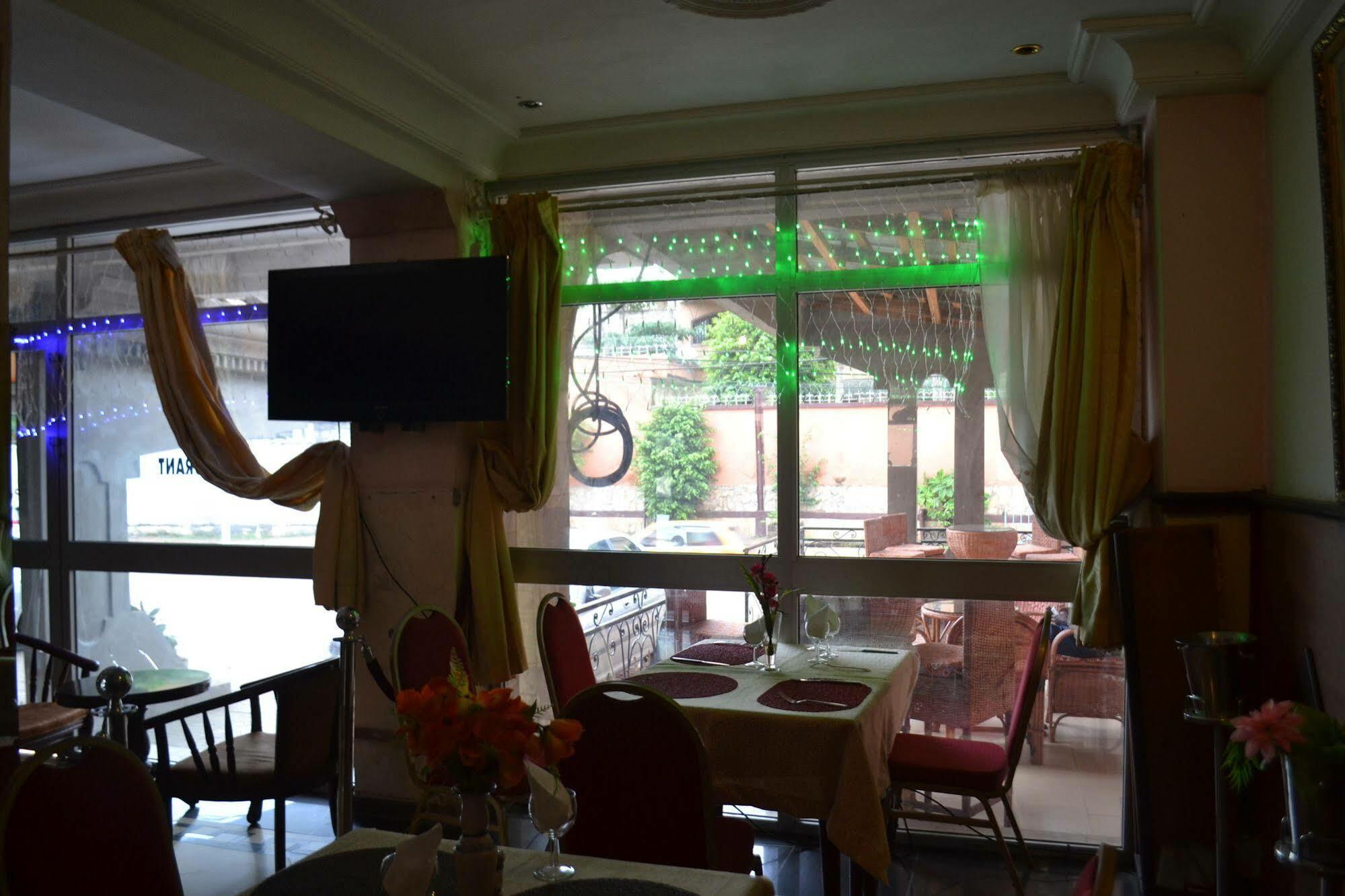 Hotel Le Diplomate Яунде Екстер'єр фото
